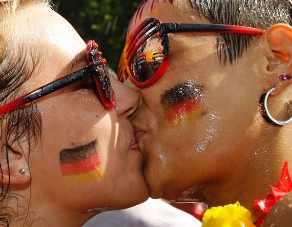Nụ hôn của hai CĐV Die Mannschaft